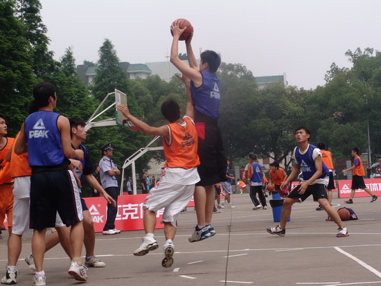 更是